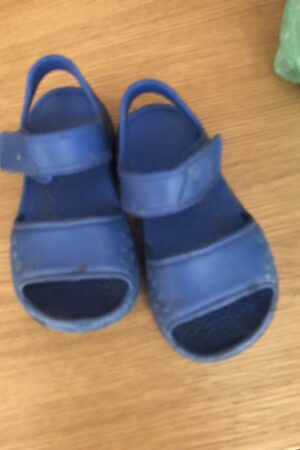 Sandale modre gumove 24